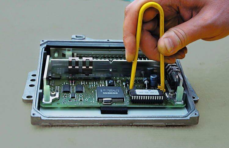 Ремонт и замена блока управления двигателя